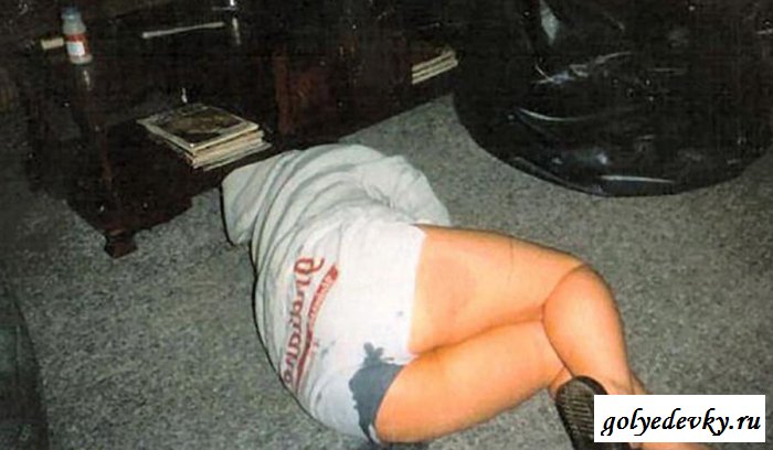 Пьяная баба с голой писей ссыт