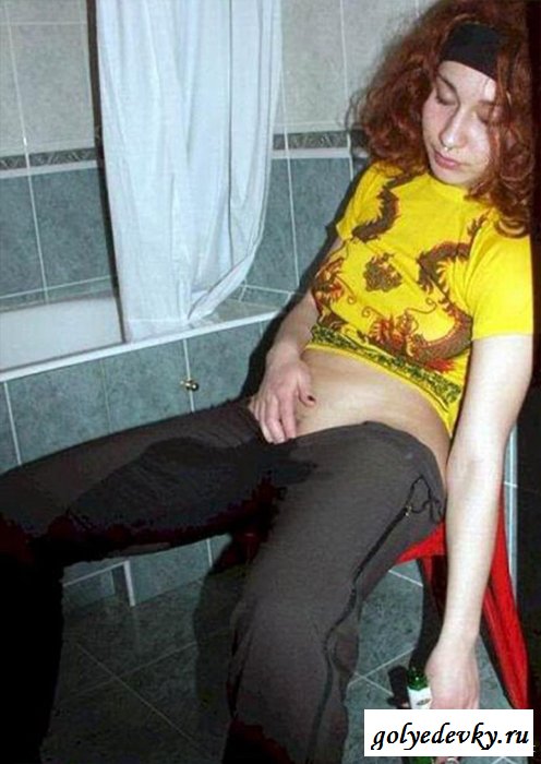 Пьяная баба с голой писей ссыт