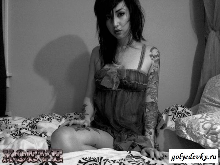 Голые черно-белые ягодицы эмо 