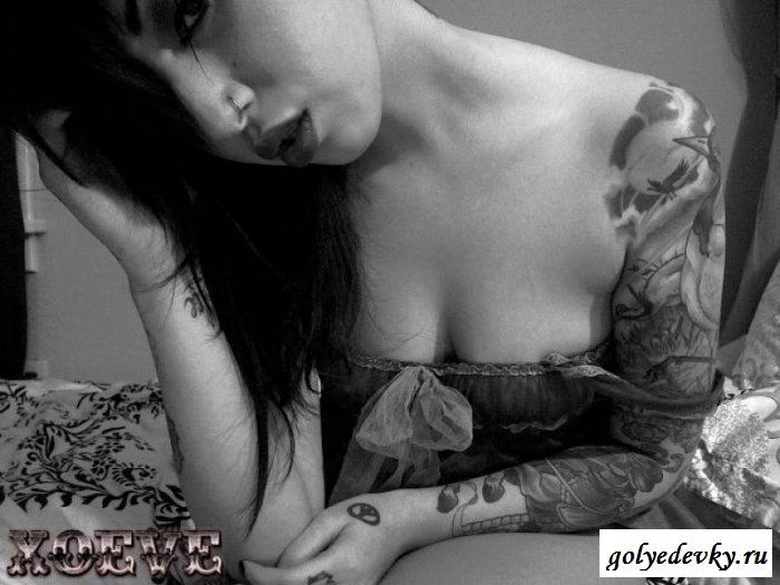 Голые черно-белые ягодицы эмо 
