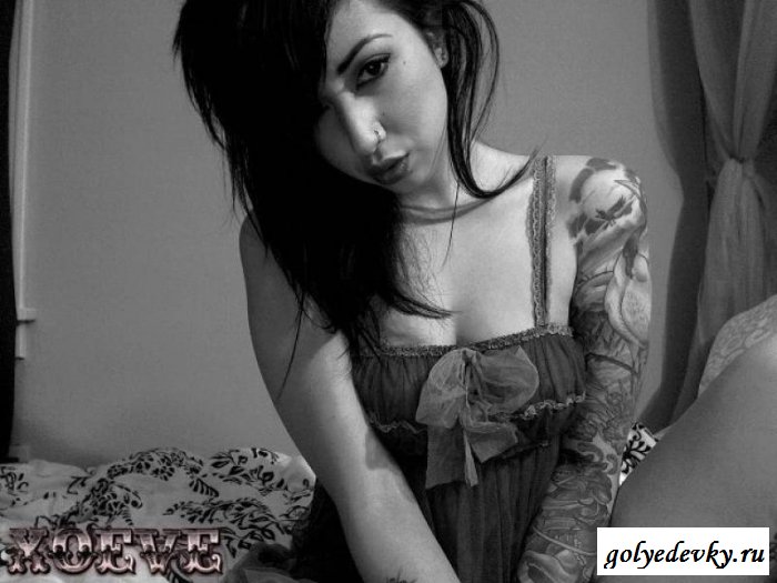 Голые черно-белые ягодицы эмо 