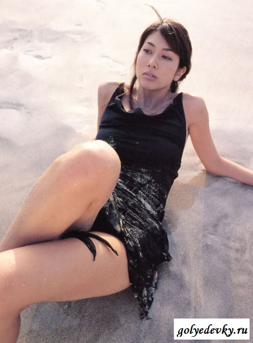 Сексуальная японочка вырвалась на море отдыхать