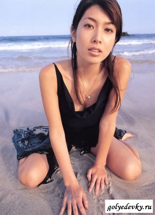 Сексуальная японочка вырвалась на море отдыхать