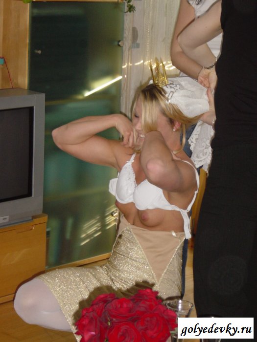 Не одевают трусики под юбки летом