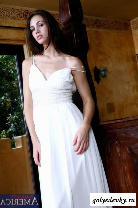 Полуголые красотки готовятся к брачной ночи