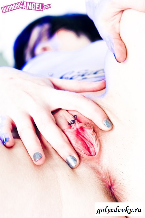 Татуированное обнажённое тело милой эмо