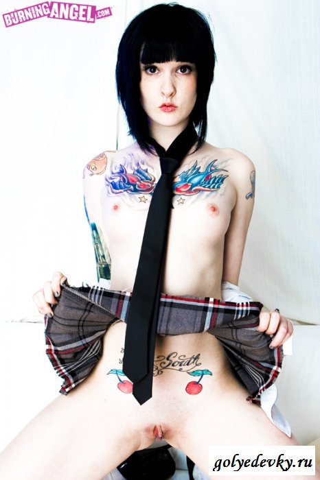 Татуированное обнажённое тело милой эмо