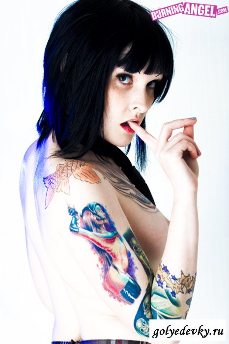 Татуированное обнажённое тело милой эмо