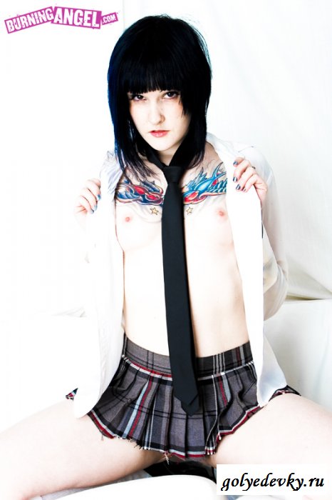 Татуированное обнажённое тело милой эмо