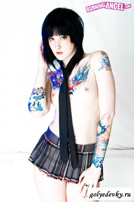 Татуированное обнажённое тело милой эмо