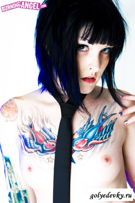 Татуированное обнажённое тело милой эмо