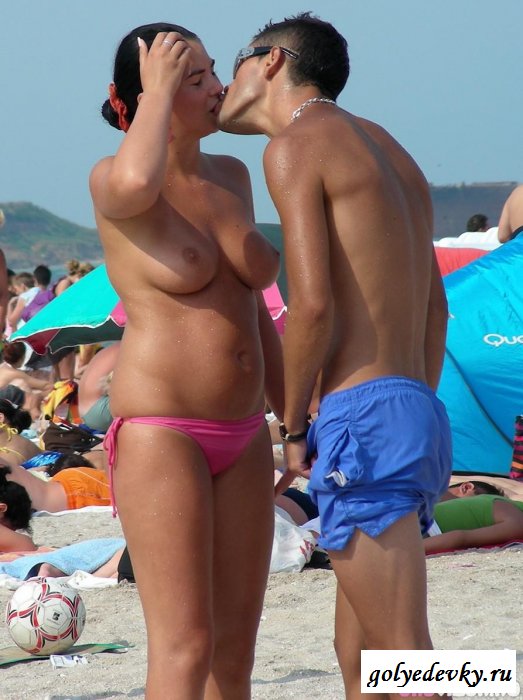 Любуемся откровенными фотками пляжных богинь