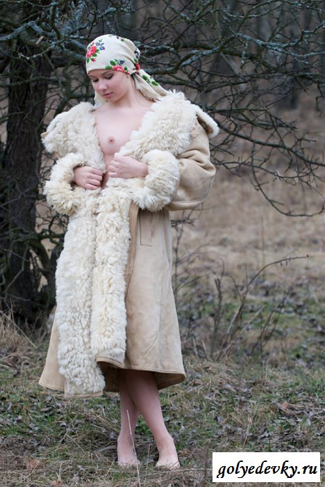 Деревенская красавица оголилась в лесу