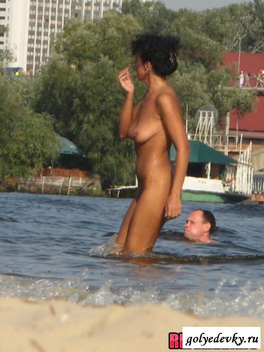 Пляжная эротика с нагими женщинами