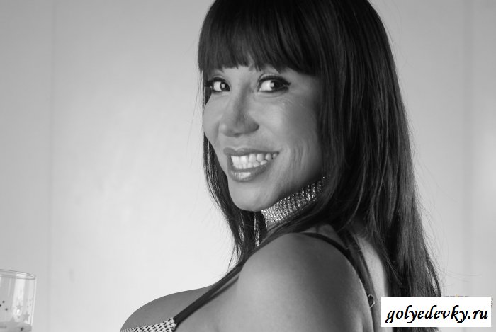 Раскованная сиськастая мамочка в опьянении 