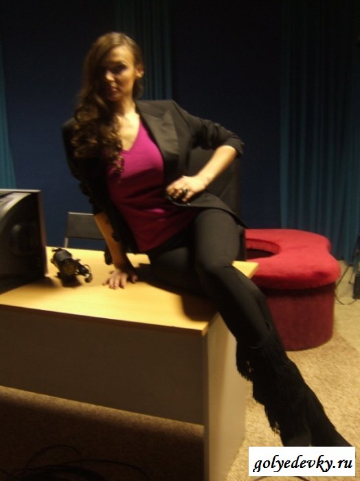 Знаменитость Алена Водонаева в красном платье