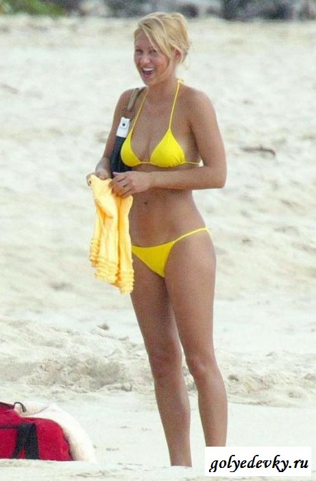 Чика на пляже заглядывает в трусы