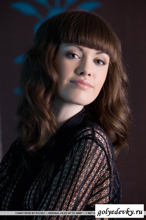 Малышка в эротичном белье с широким задом