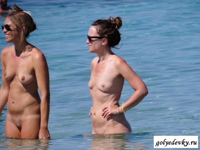 Нудистский пляж кишит обнаженными шлюшками