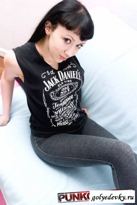 У голой эмо татухи на бедрах