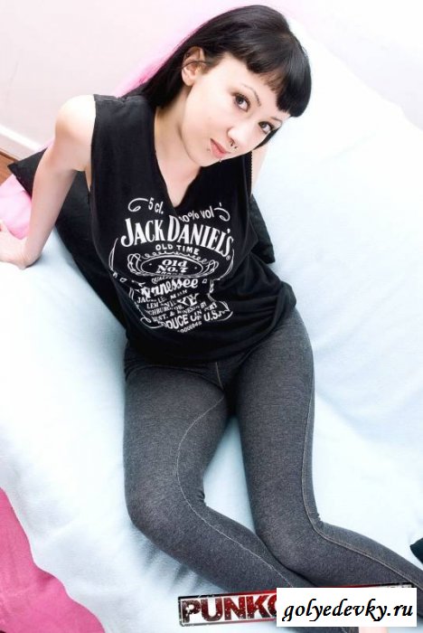 У голой эмо татухи на бедрах