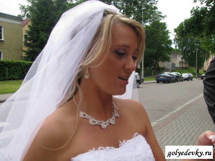 Раздетая невеста готовится к свадьбе