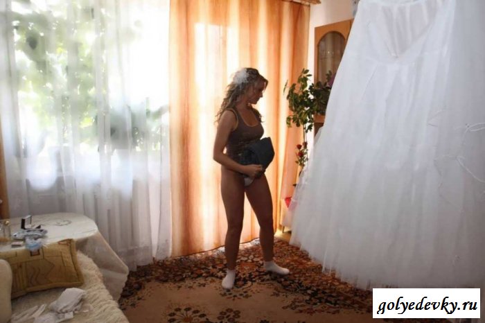 Раздетая невеста готовится к свадьбе