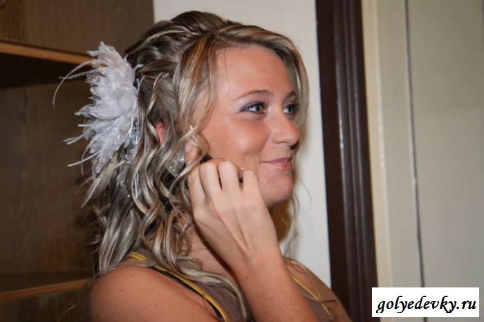 Раздетая невеста готовится к свадьбе