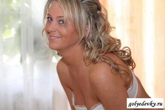 Невесту в белоснежных чулках засняла подруга