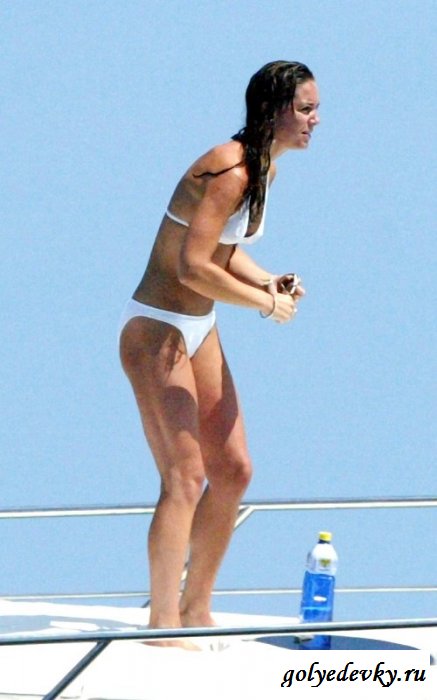 Знаменитость Кейт Миддлтон замечена в белых бикини