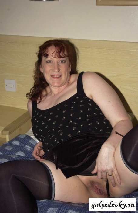 Полненькая бабуля в чулках на кровати