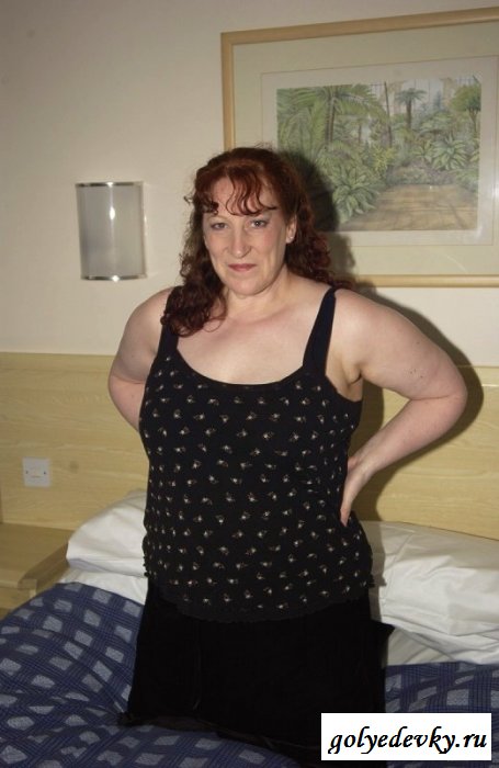 Полненькая бабуля в чулках на кровати