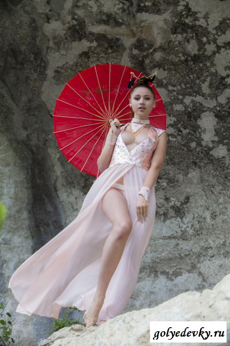 Эротика от обольстительной азиатки на природе