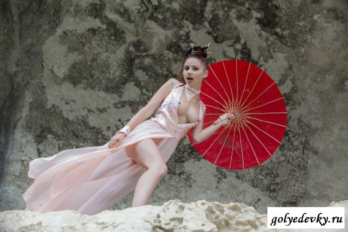 Эротика от обольстительной азиатки на природе