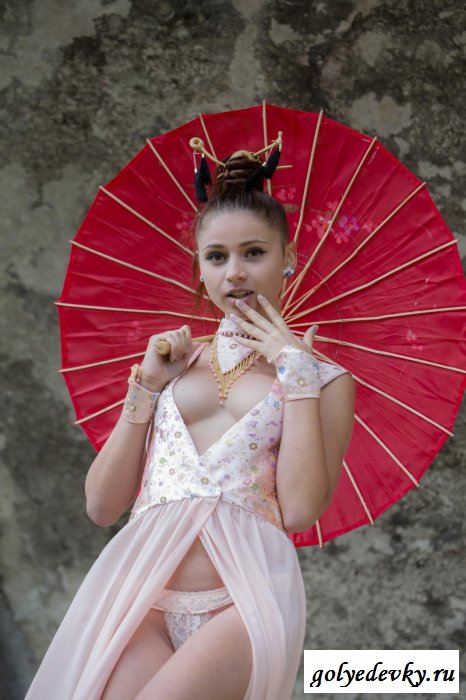 Эротика от обольстительной азиатки на природе