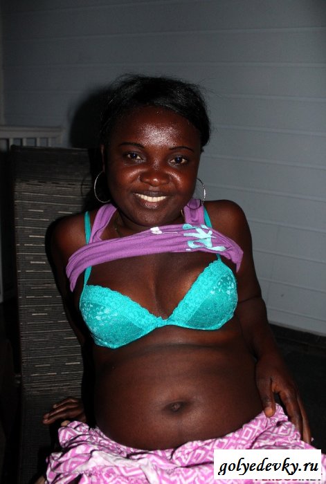 Негритянка раздевается перед камерой