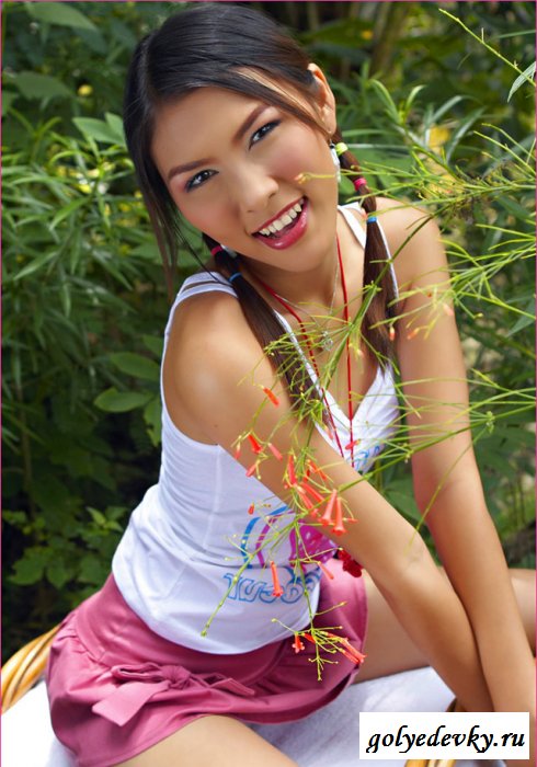 Тайская проказница светит попку на природе