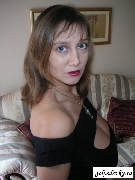 Вульгарная бабушка сверкает трусиками