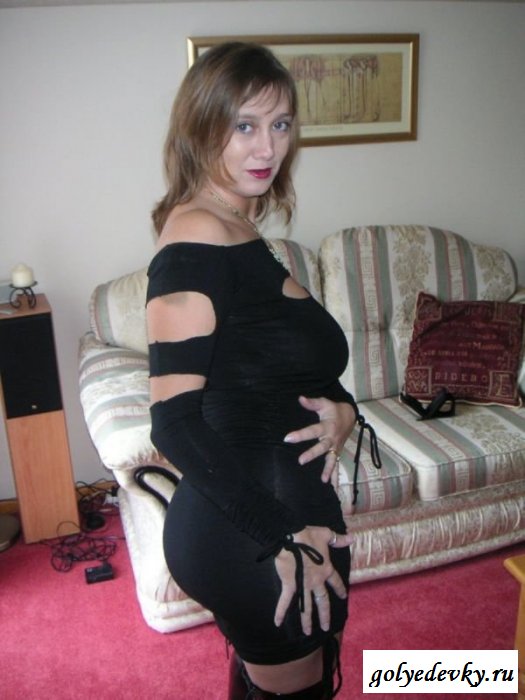 Вульгарная бабушка сверкает трусиками