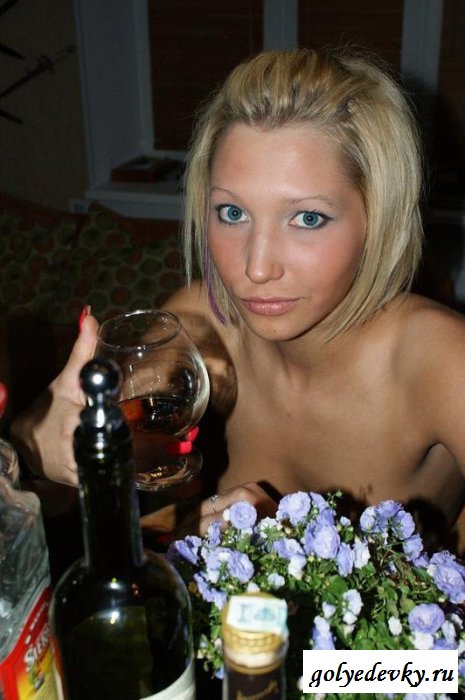 Пьяная проказница пошло искушает