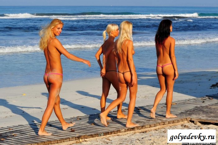 Красивые нудистки развлекаются под солнцем