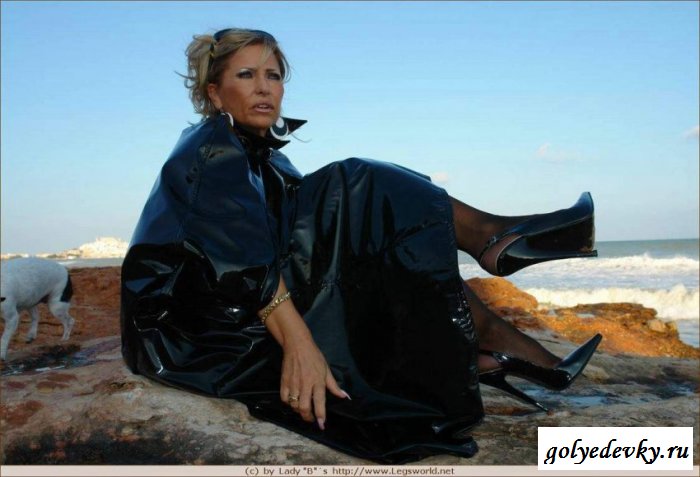 Старушка в чулках на берегу моря