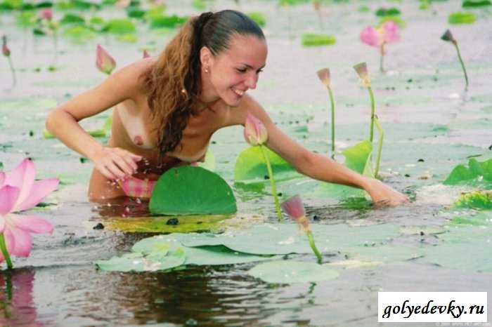 Похотливая детка на речке купается