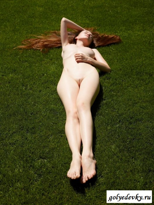 Тоща похабница отдыхает на траве