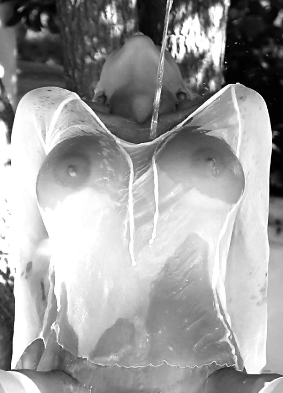 Грудь под мокрой майкой