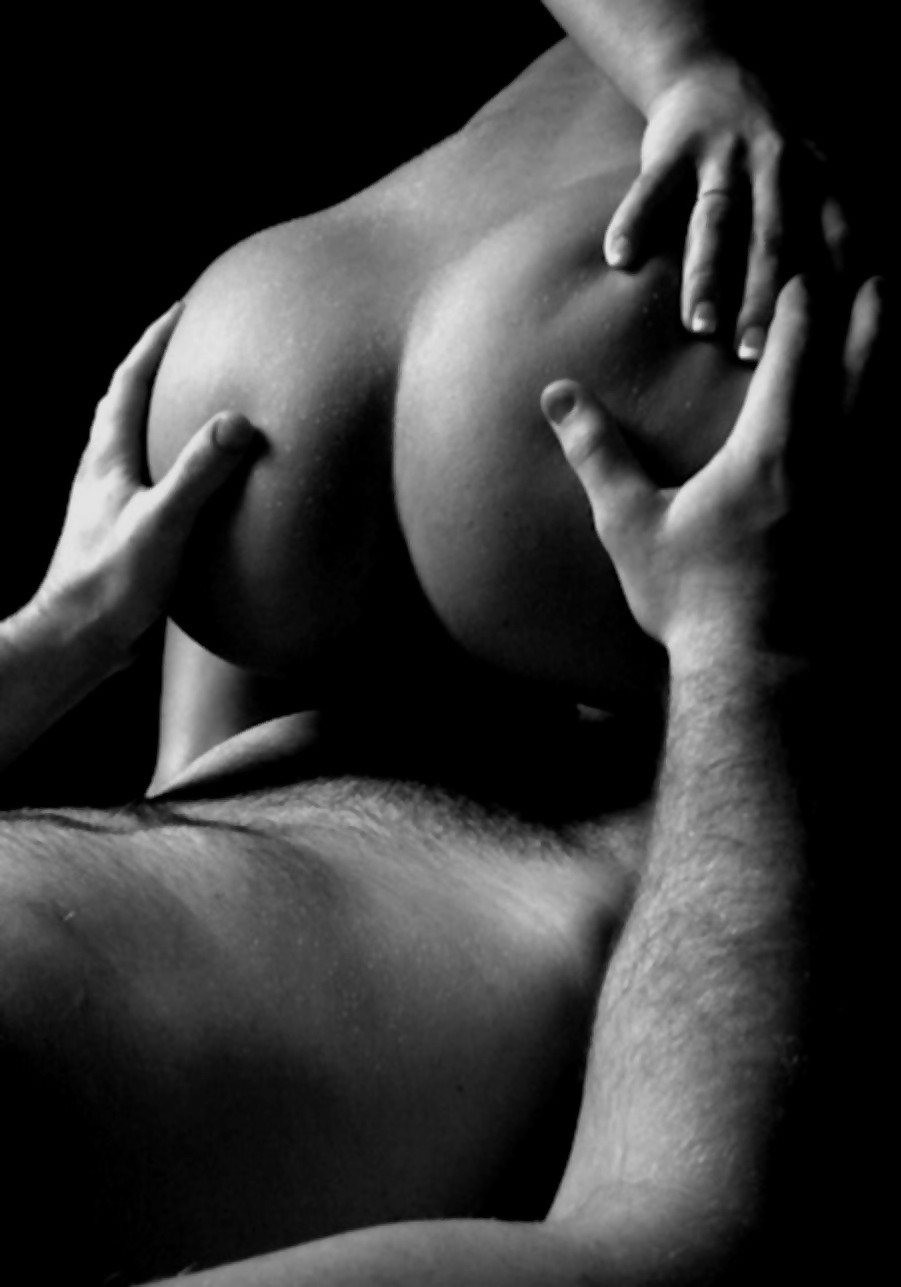 Женская грудь в каплях воды