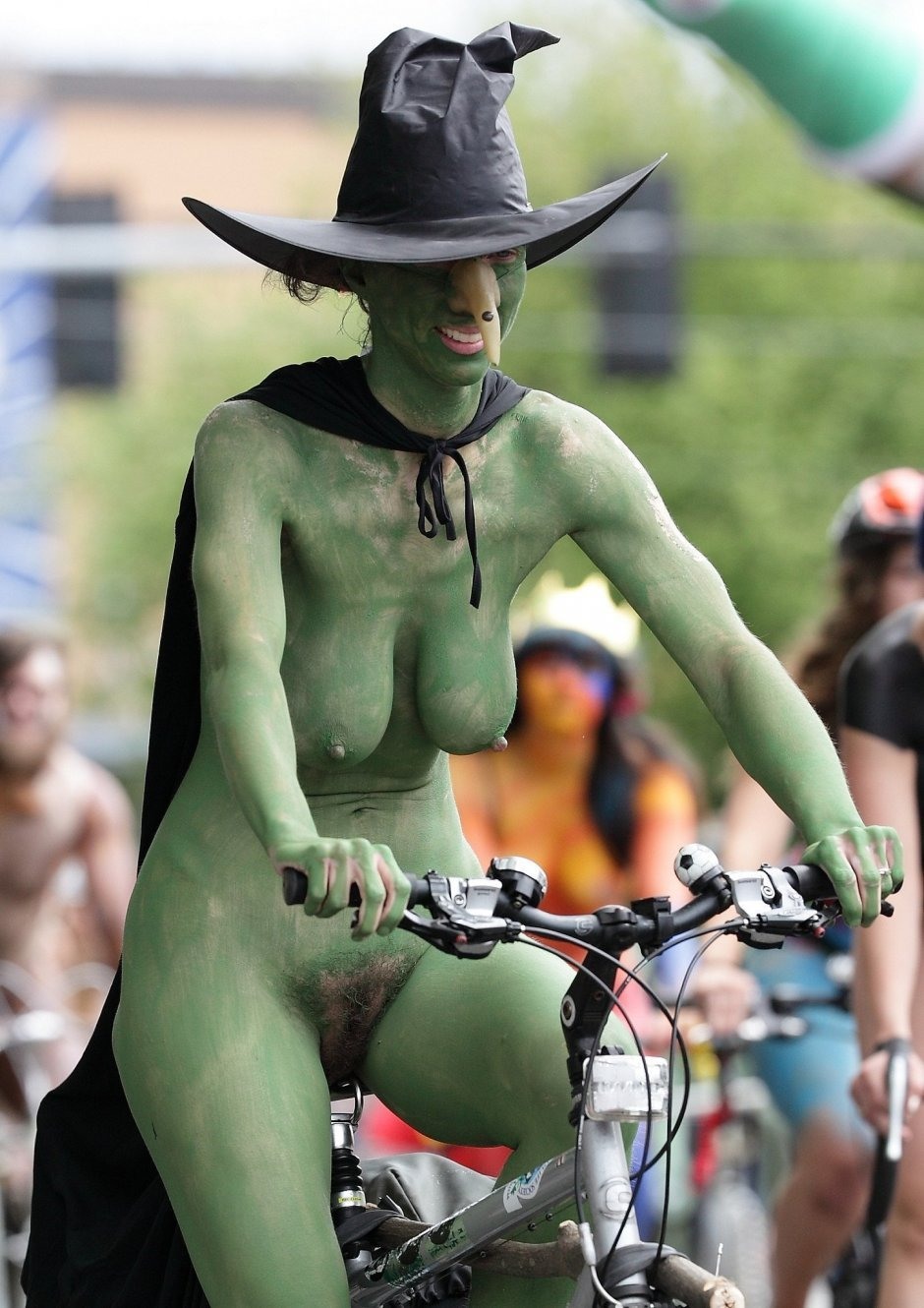 На параде без трусов голые