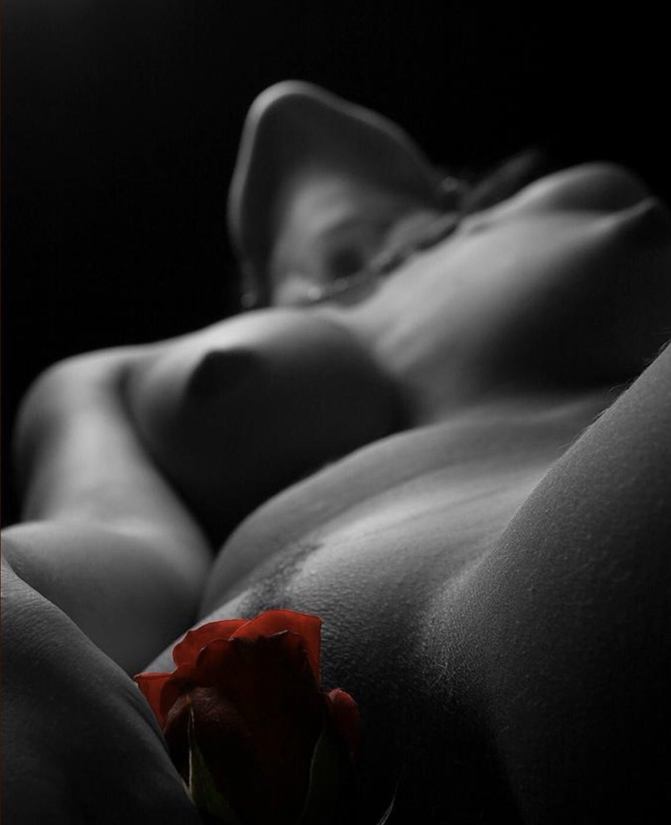 Грудастые голые брюнетки в постели