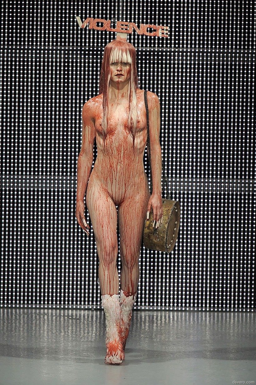 Модели на подиуме с голой грудью