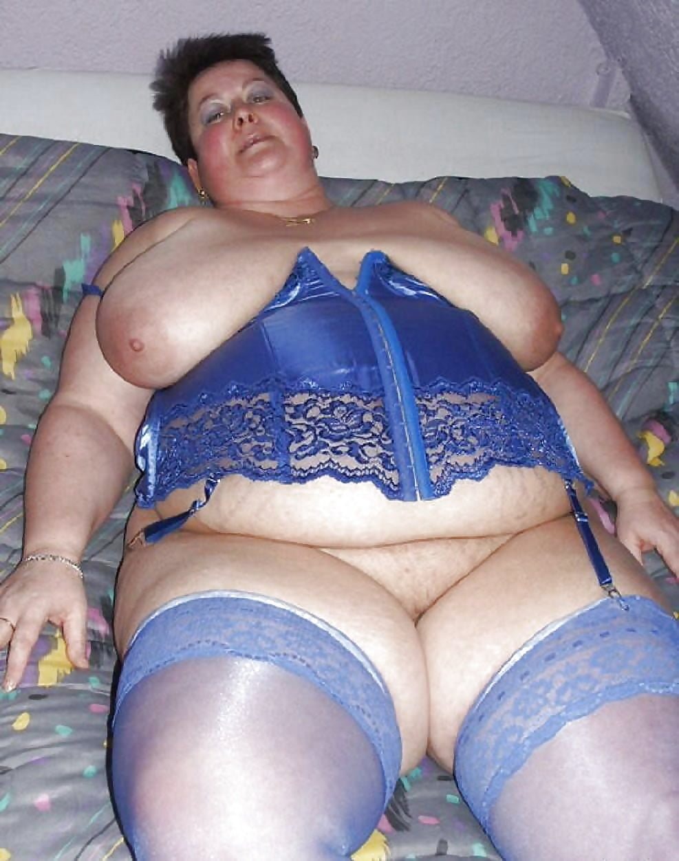 Голые женщины с полными ногами